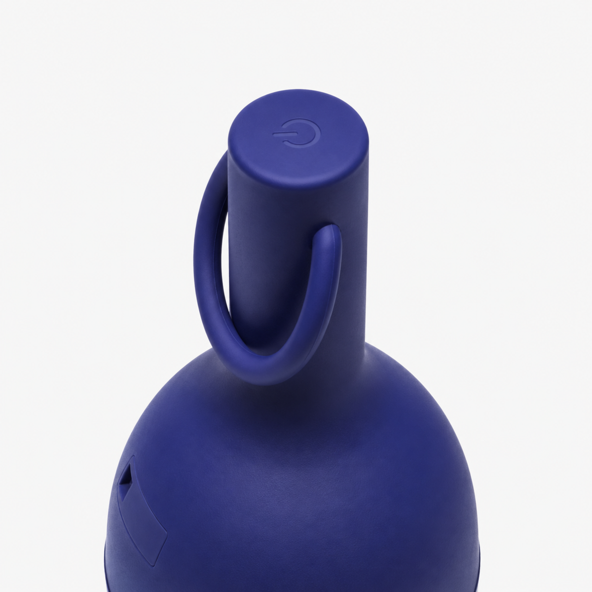 Détail de l'anse et du bouton de la petite lampe nomade Elo en plastique bleu - Maison Pavane