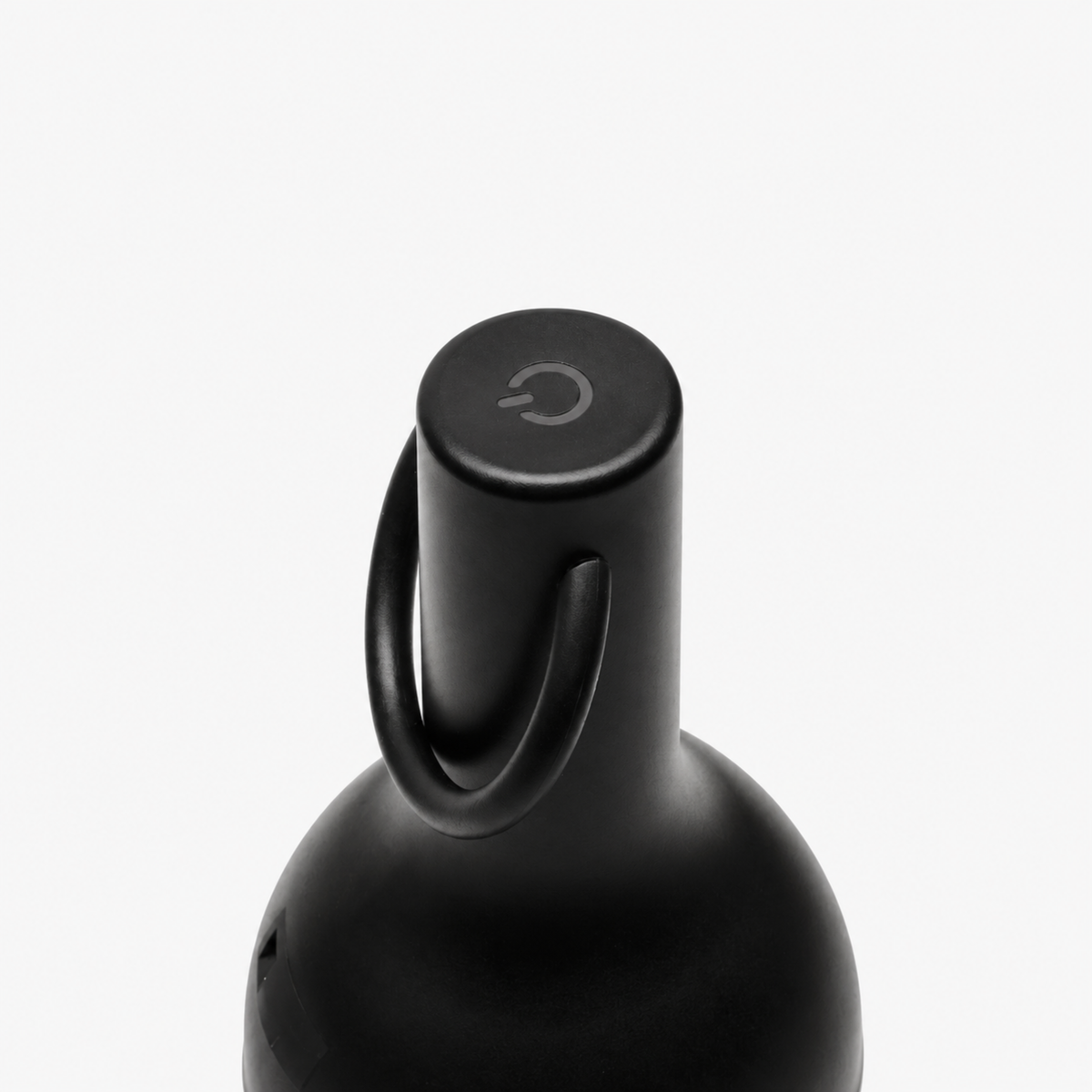 Détail de l'anse et du bouton de la petite lampe nomade Elo en plastique noir - Maison Pavane