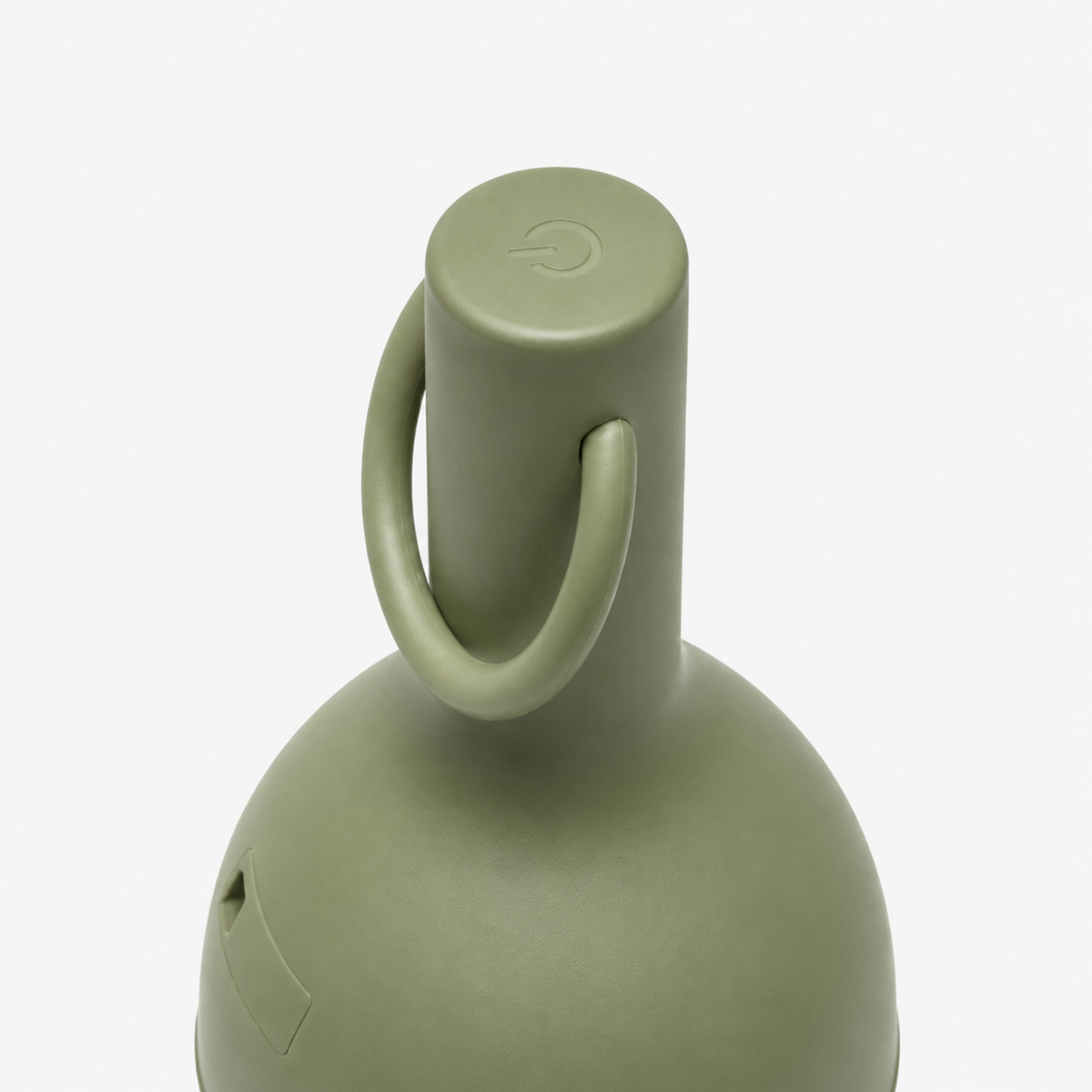 Détail de l'anse et du bouton de la petite lampe nomade Elo en plastique vert olive - Maison Pavane