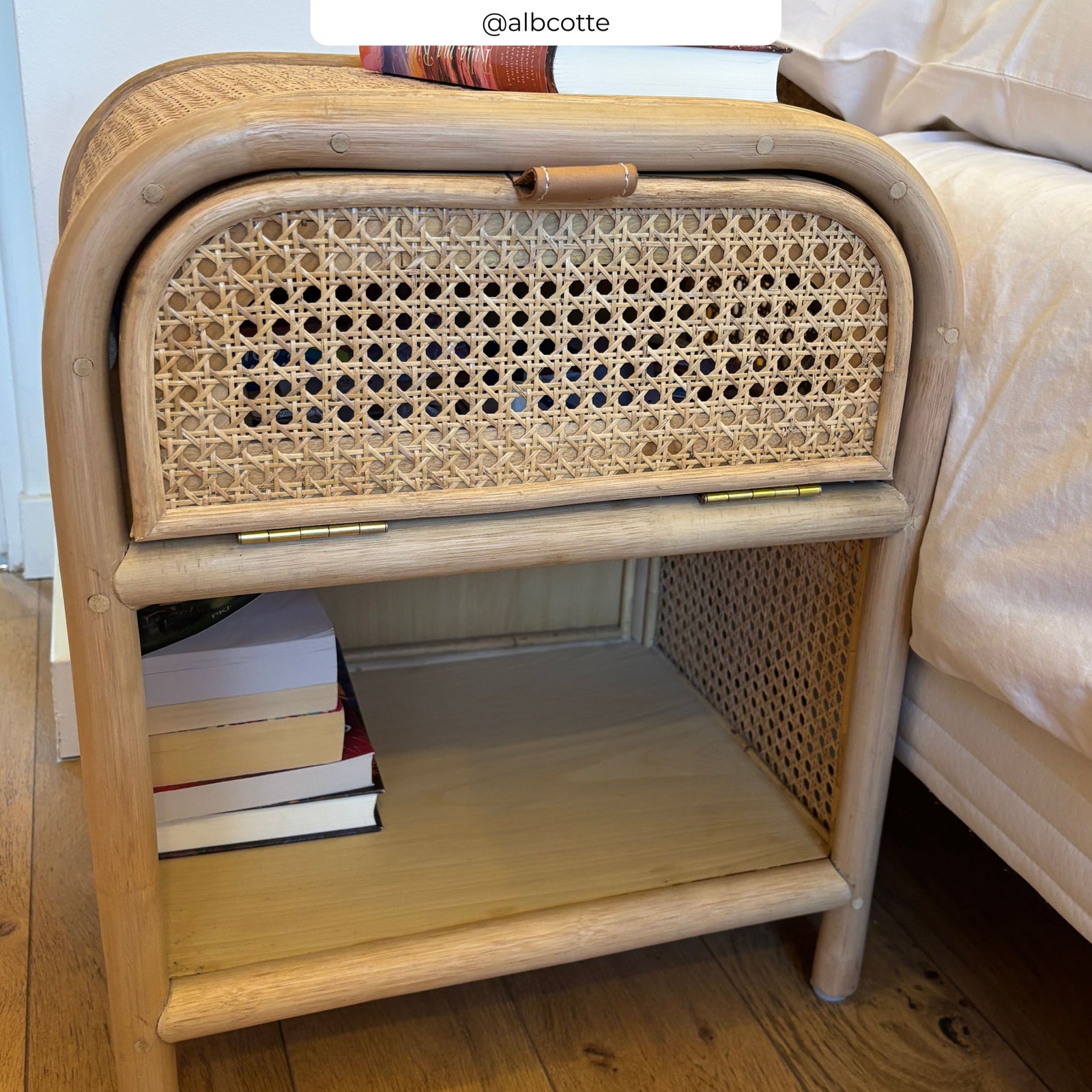 Petite table chevet bois clair et rotin