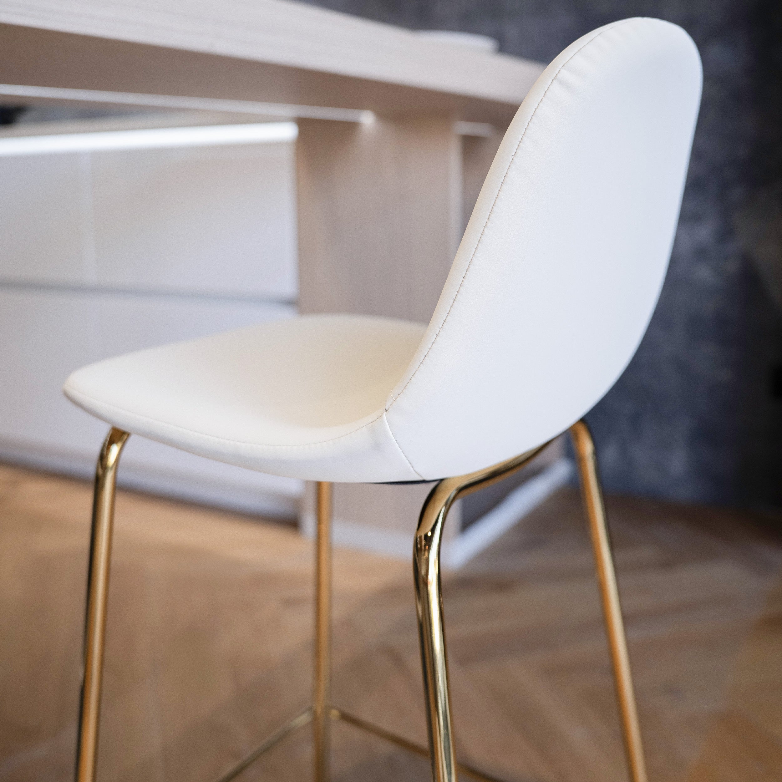 Pieds dorés et assise blanche 2 chaises bar
