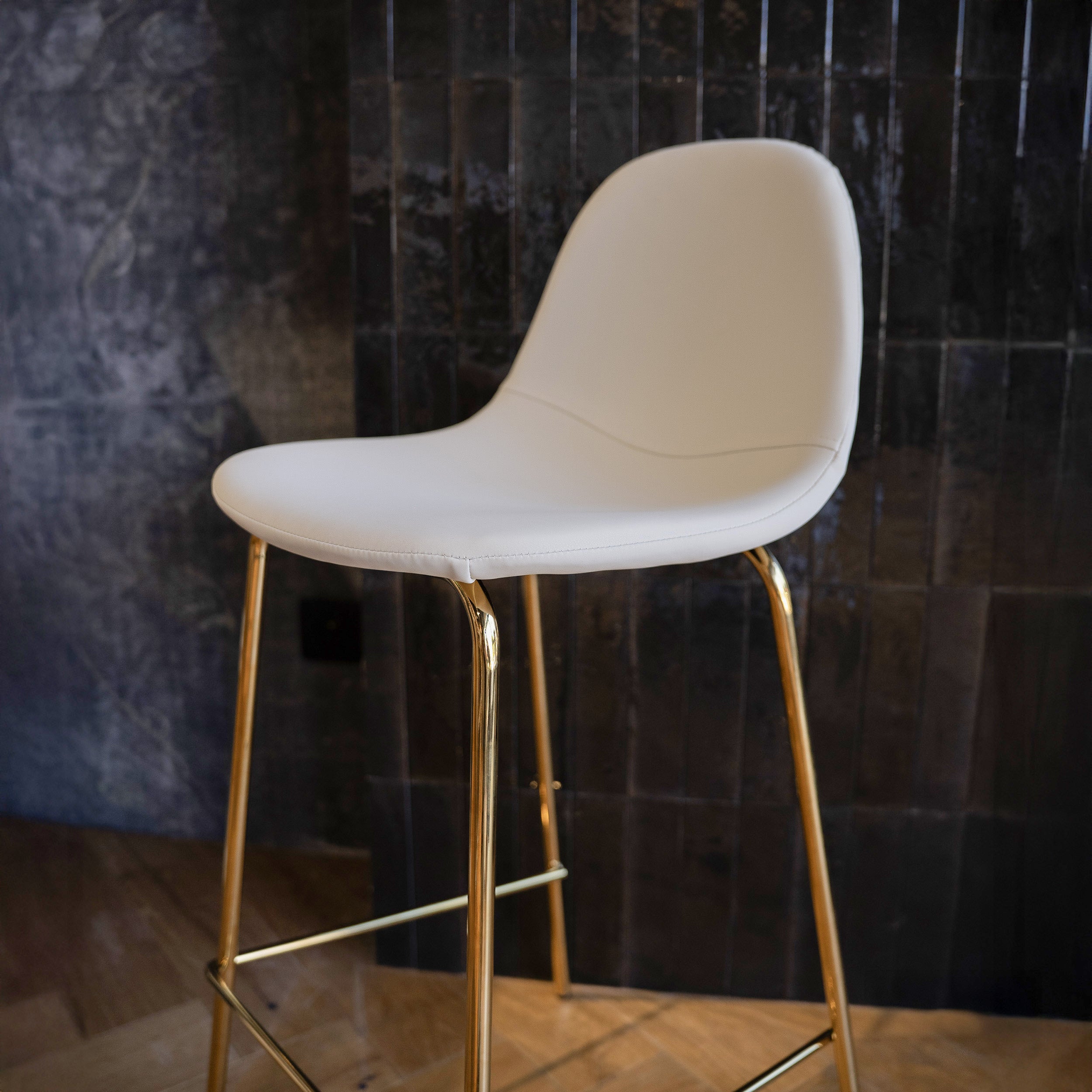Pieds dorés et assise blanche