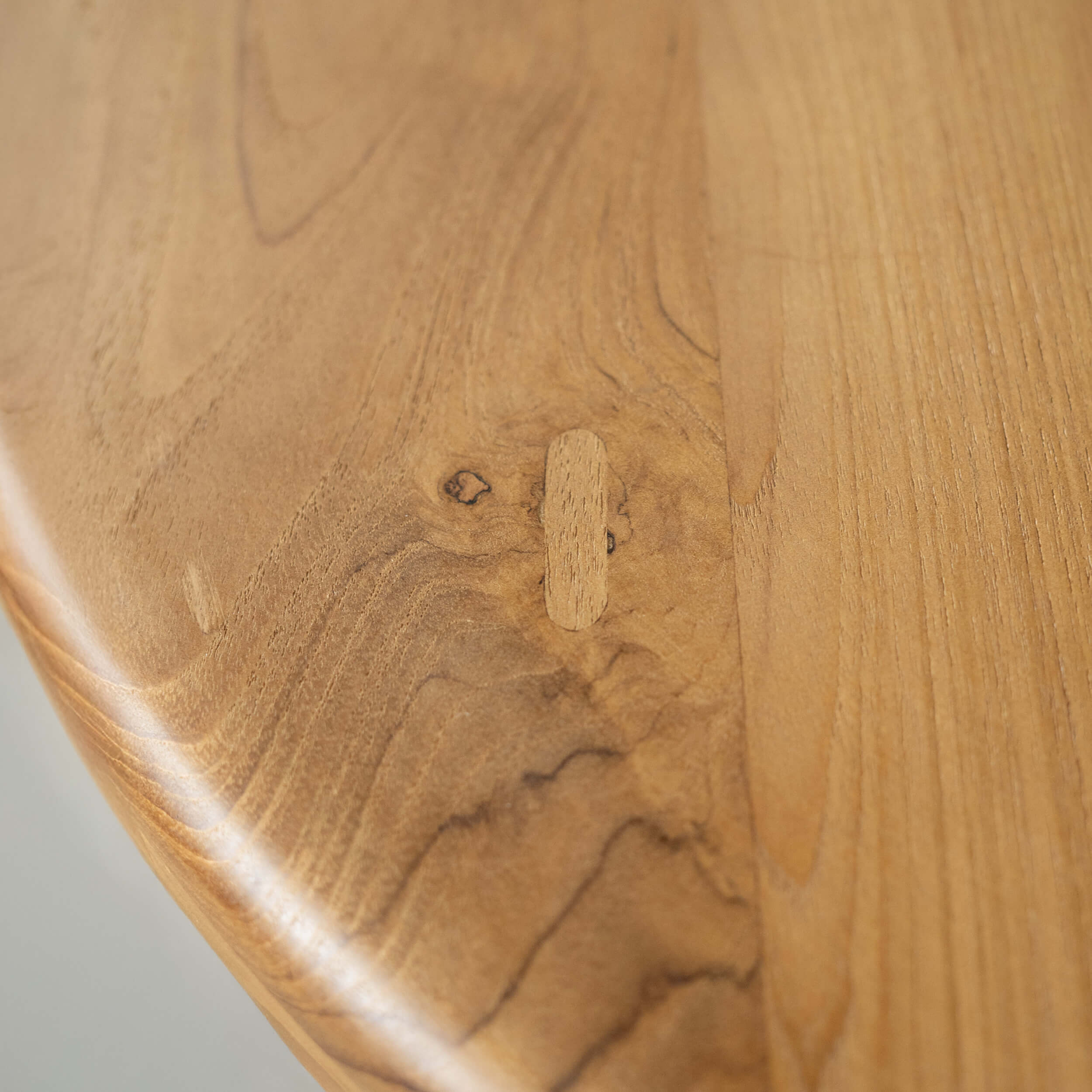 Gros plan d’un plateau de table en bois de teck recyclé de la marque Rendez-vous Déco