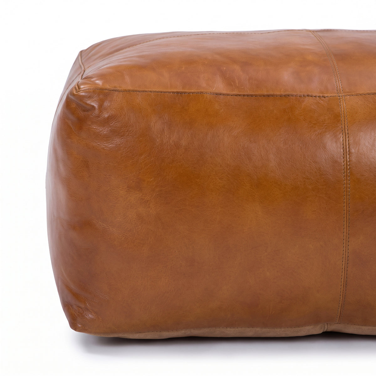 Détail de la couture en cuir de buffle marron du pouf Augustin - Maison Pavane
