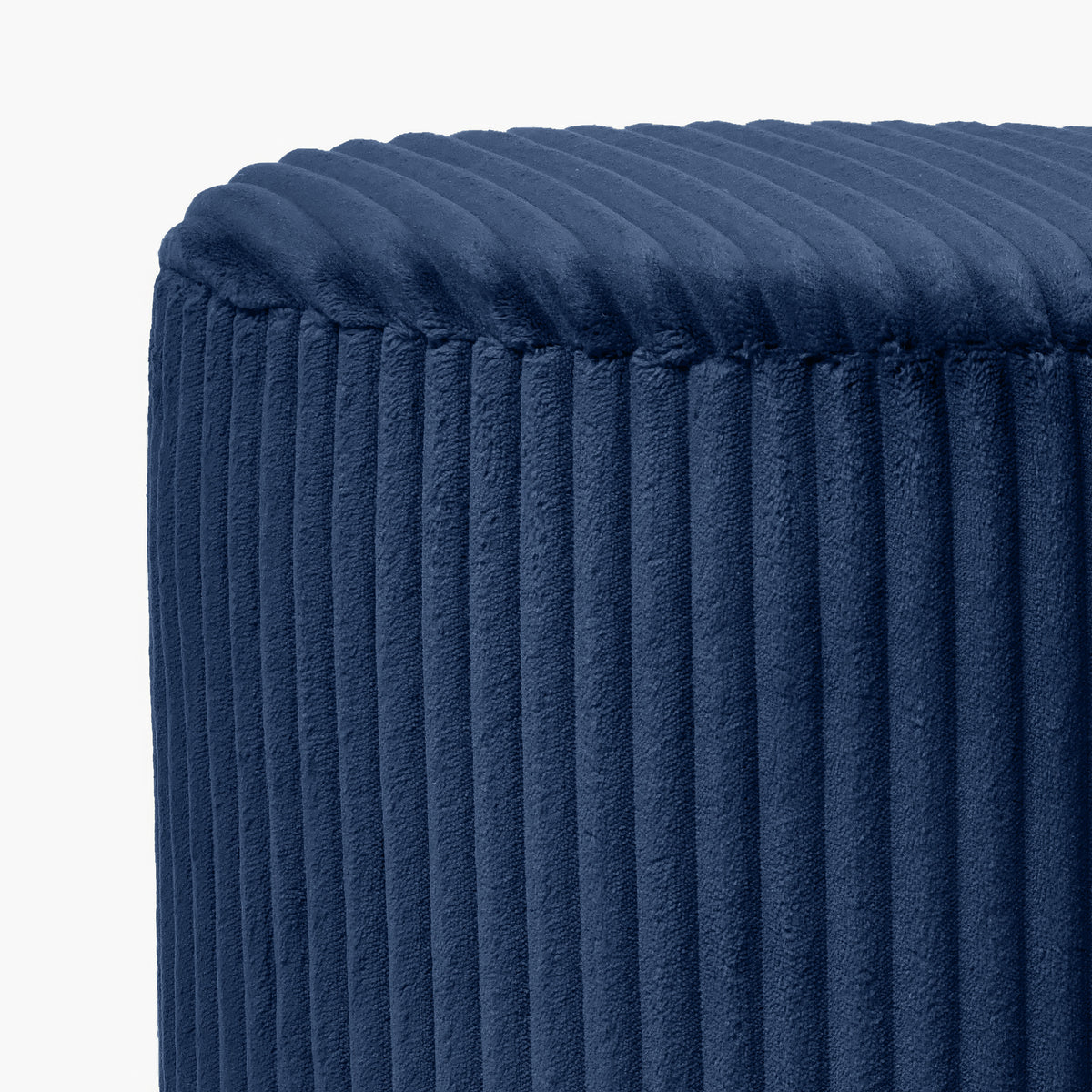 Détail du velours côtelé bleu foncé du pouf Emmy - Maison Pavane