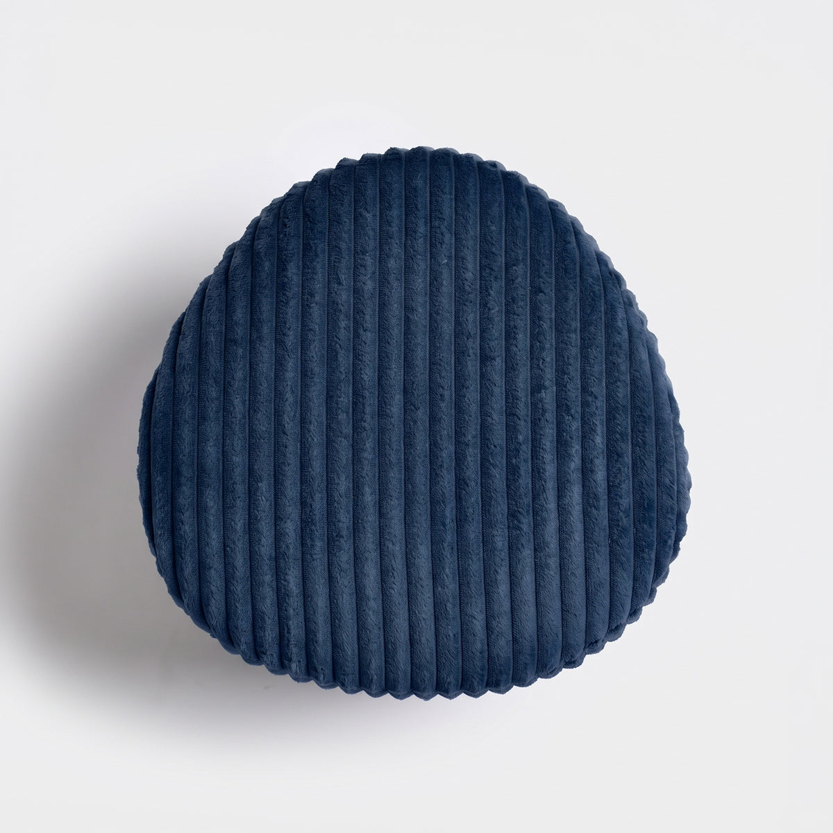 Pouf Emmy triangulaire en velours côtelé bleu foncé, vue de dessus - Maison Pavane