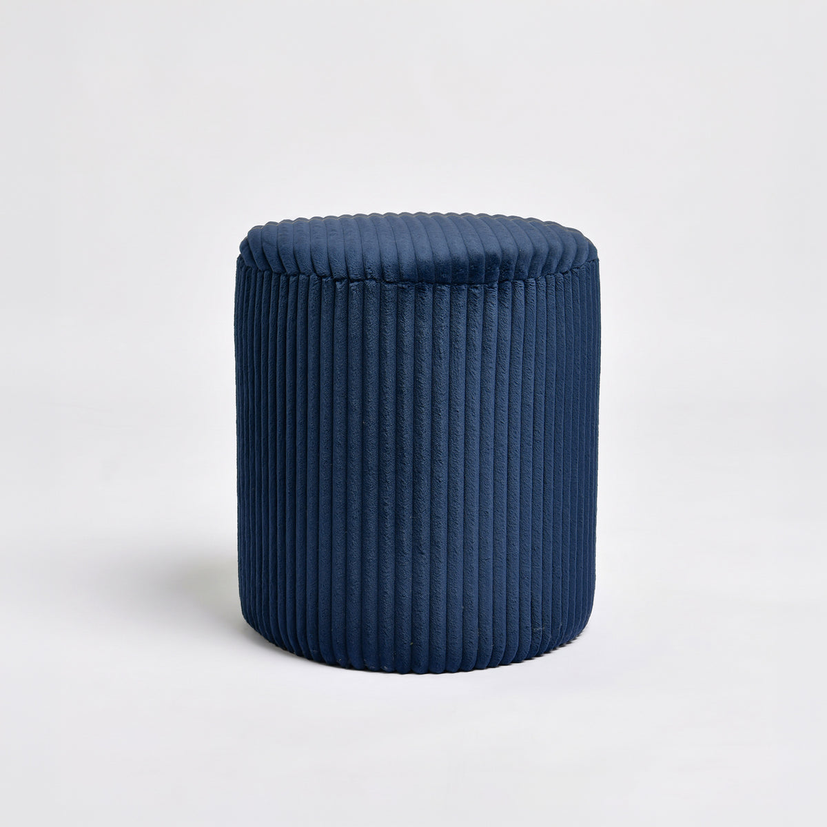 Pouf Emmy triangulaire en velours côtelé bleu foncé, vue trois-quarts - Maison Pavane