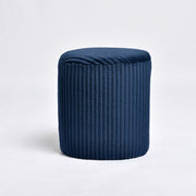 Pouf Emmy triangulaire en velours côtelé bleu foncé - Maison Pavane
