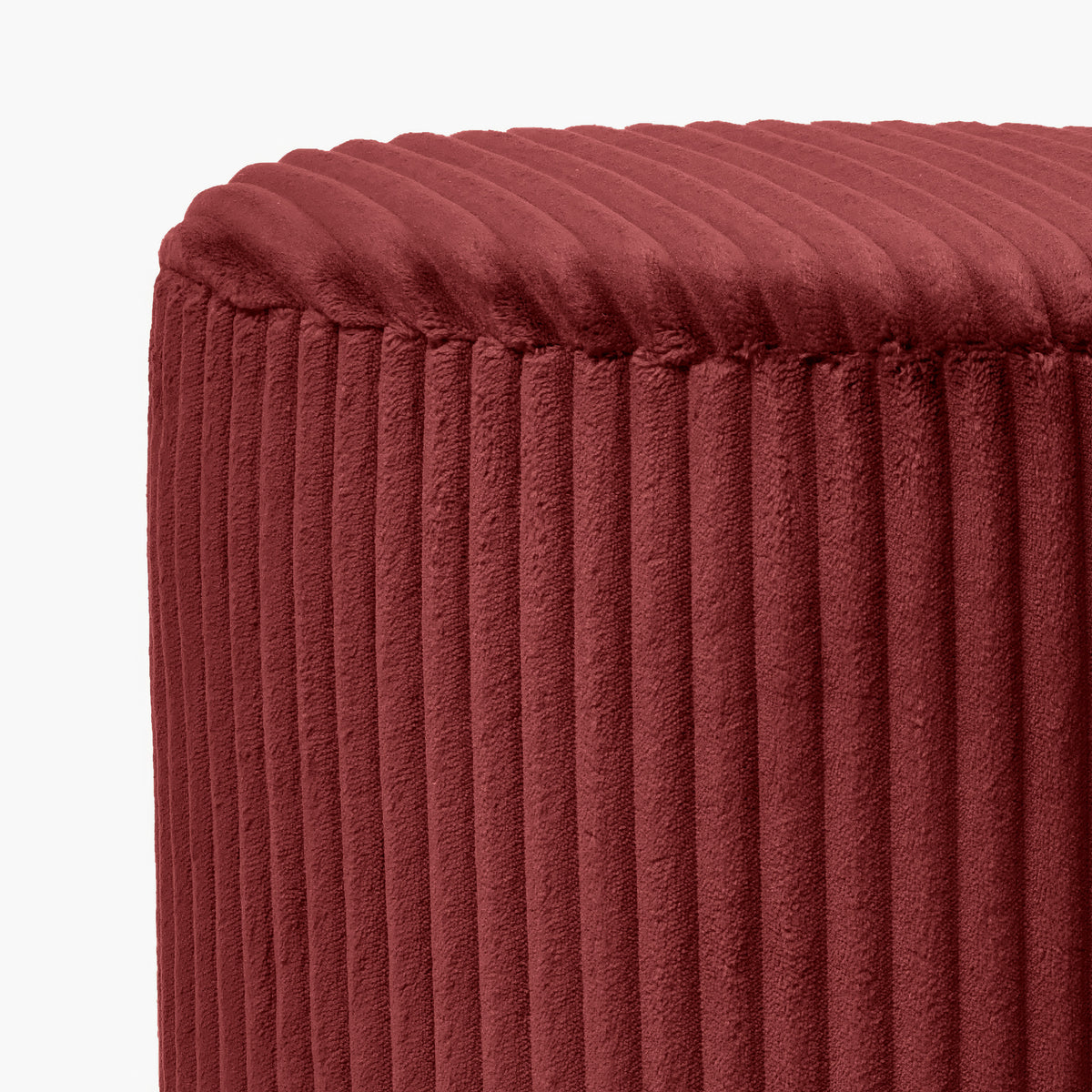 Détail du velours côtelé bordeaux du pouf Emmy - Maison Pavane
