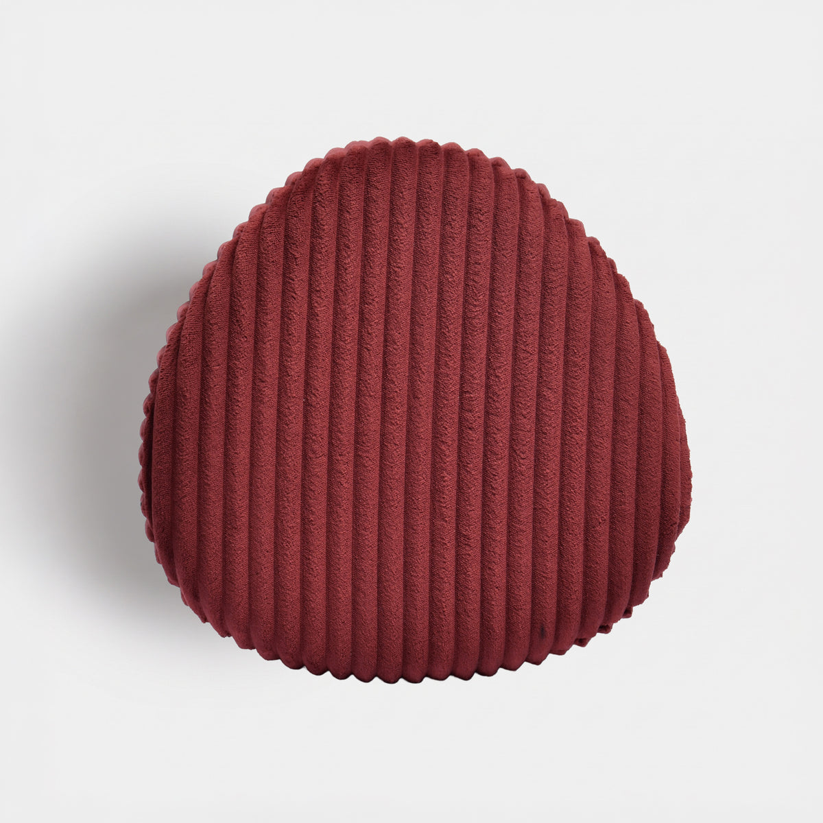 Pouf Emmy triangulaire en velours côtelé bordeaux, vue de dessus - Maison Pavane