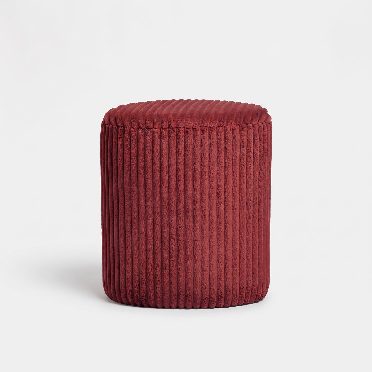 Pouf Emmy triangulaire en velours côtelé bordeaux, vue trois-quarts - Maison Pavane