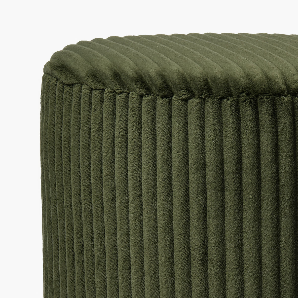 Détail du velours côtelé vert kaki du pouf Emmy - Maison Pavane