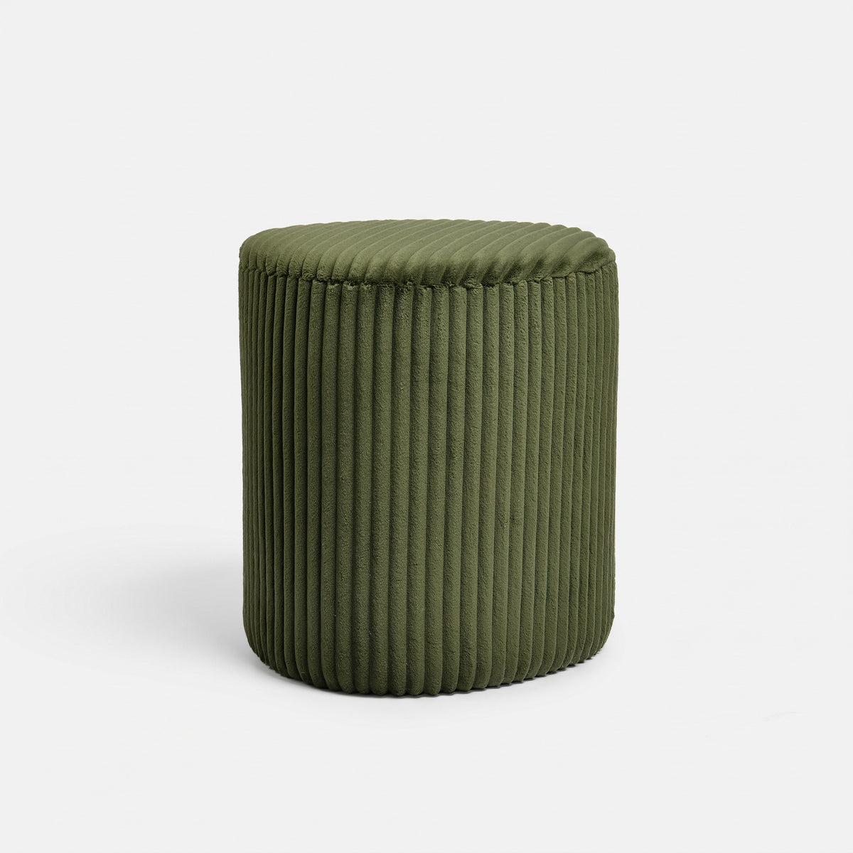 Pouf Emmy triangulaire en velours côtelé vert kaki, vue trois-quarts - Maison Pavane