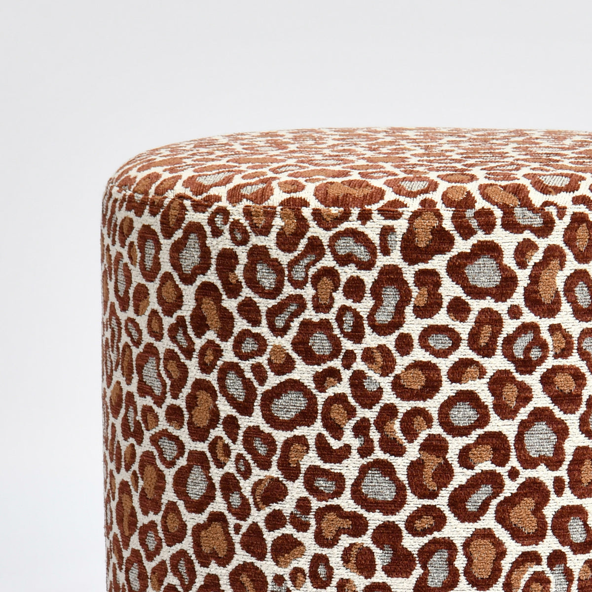 Détail du tissu motif léopard bordeaux du pouf Lily - Maison Pavane