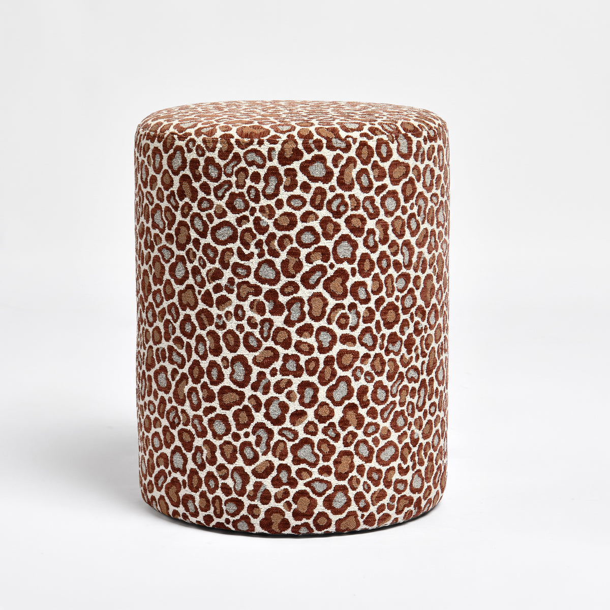 Pouf Lily rond en tissu motif léopard bordeaux - Maison Pavane
