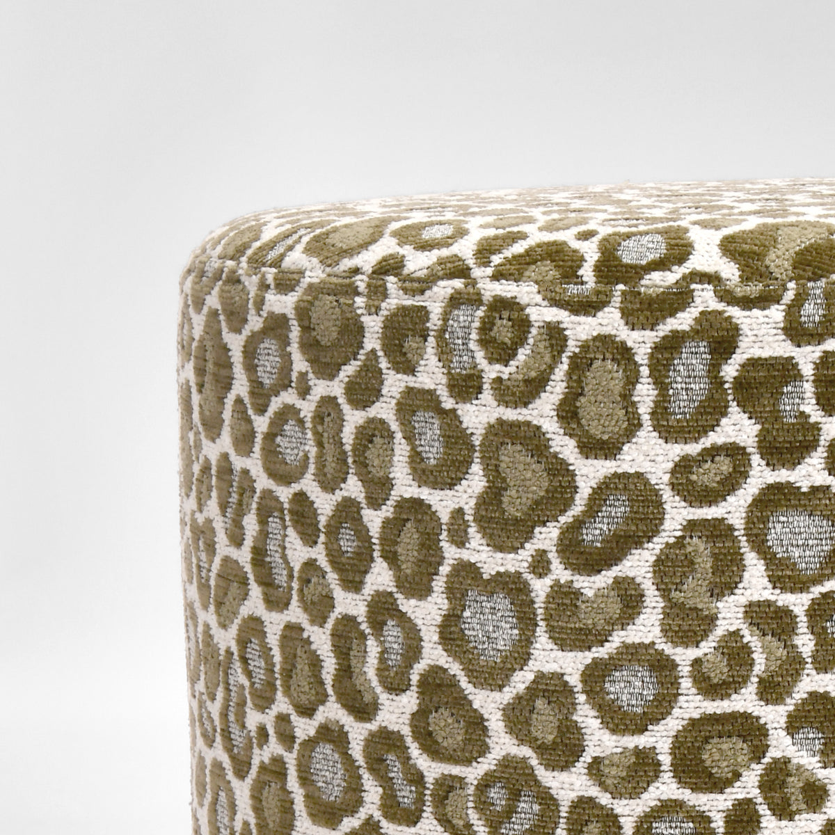 Détail du tissu motif léopard kaki du pouf Lily - Maison Pavane