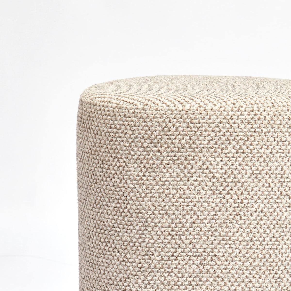Détail du tissu texturé beige du pouf Lily - Maison Pavane