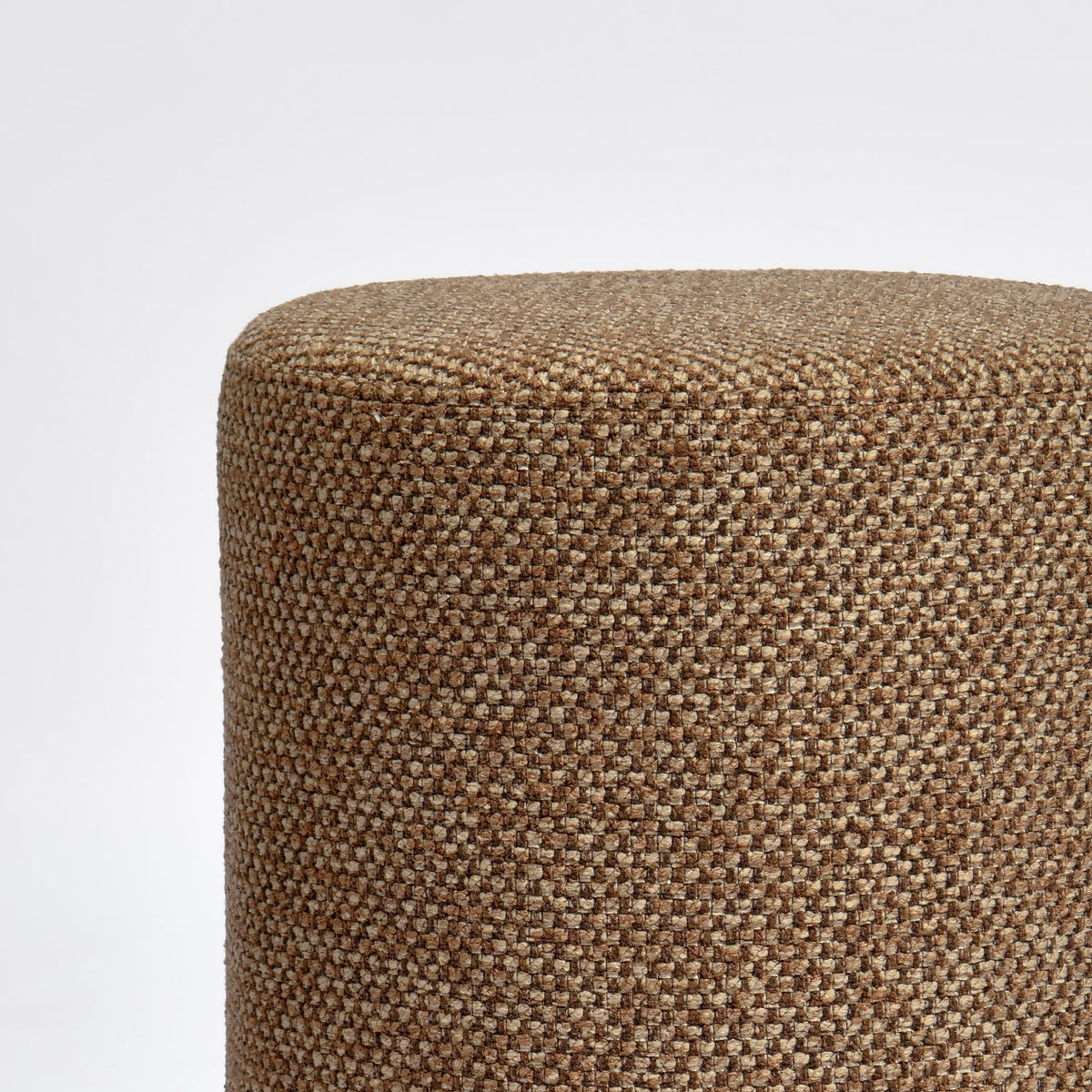Détail du tissu texturé marron du pouf Lily - Maison Pavane