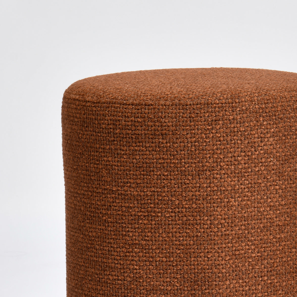 Détail du tissu texturé terracotta du pouf Lily - Maison Pavane