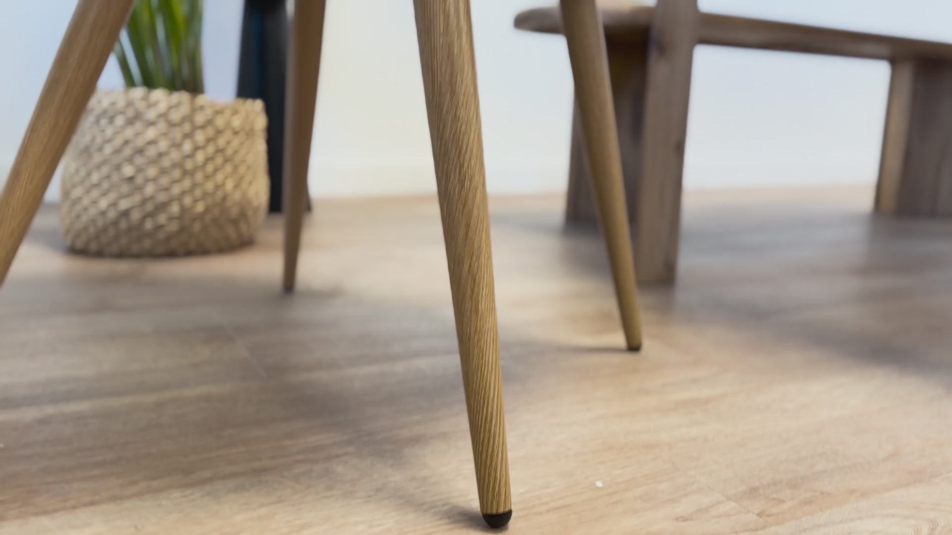 Cargar vídeo: Silla Chiara en tejido beige (juego de 2)