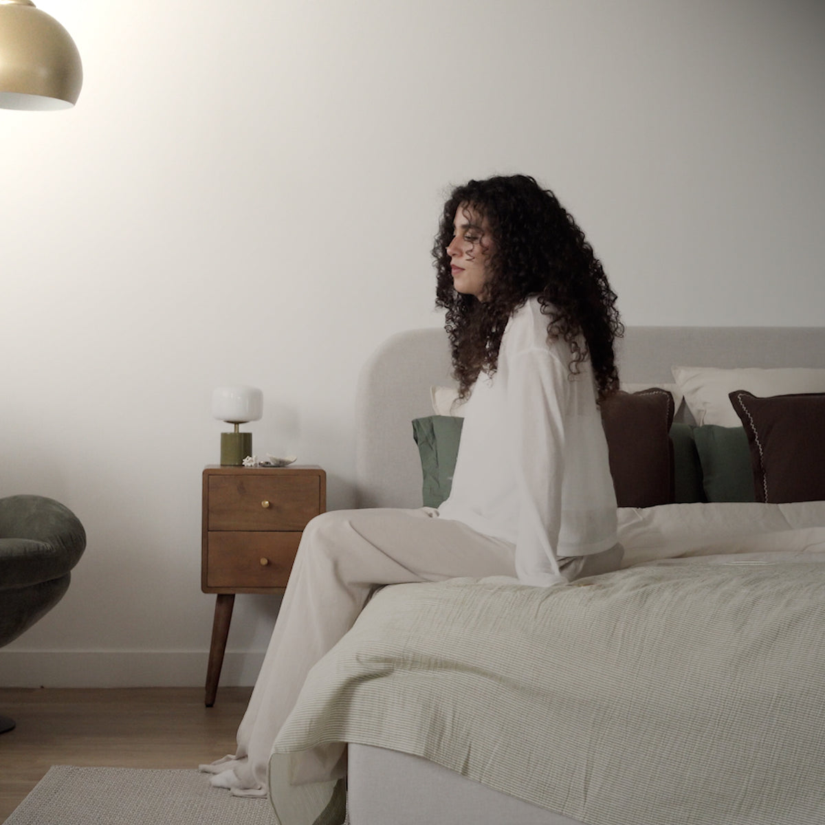 Load video: Lit double Tilly avec coffre 160x200 cm en tissu gris/beige
