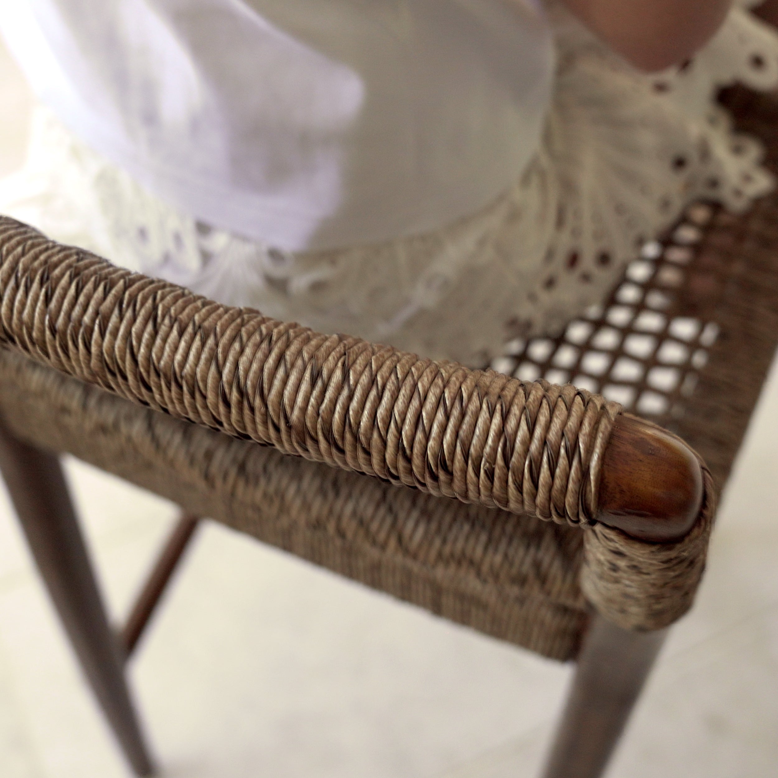 Charger la vidéo : Chaise pour îlot central de jardin 65 cm Yaba en teck vernis et tissage synthétique