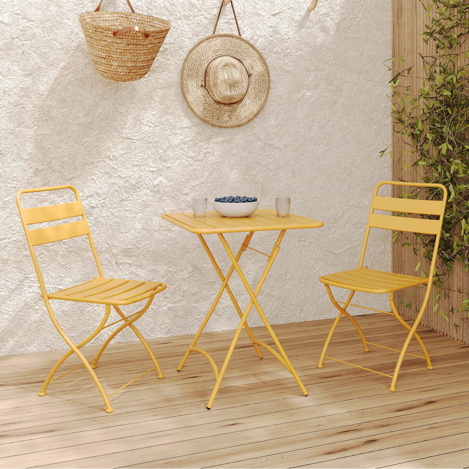 Chaises et table jaunes métal