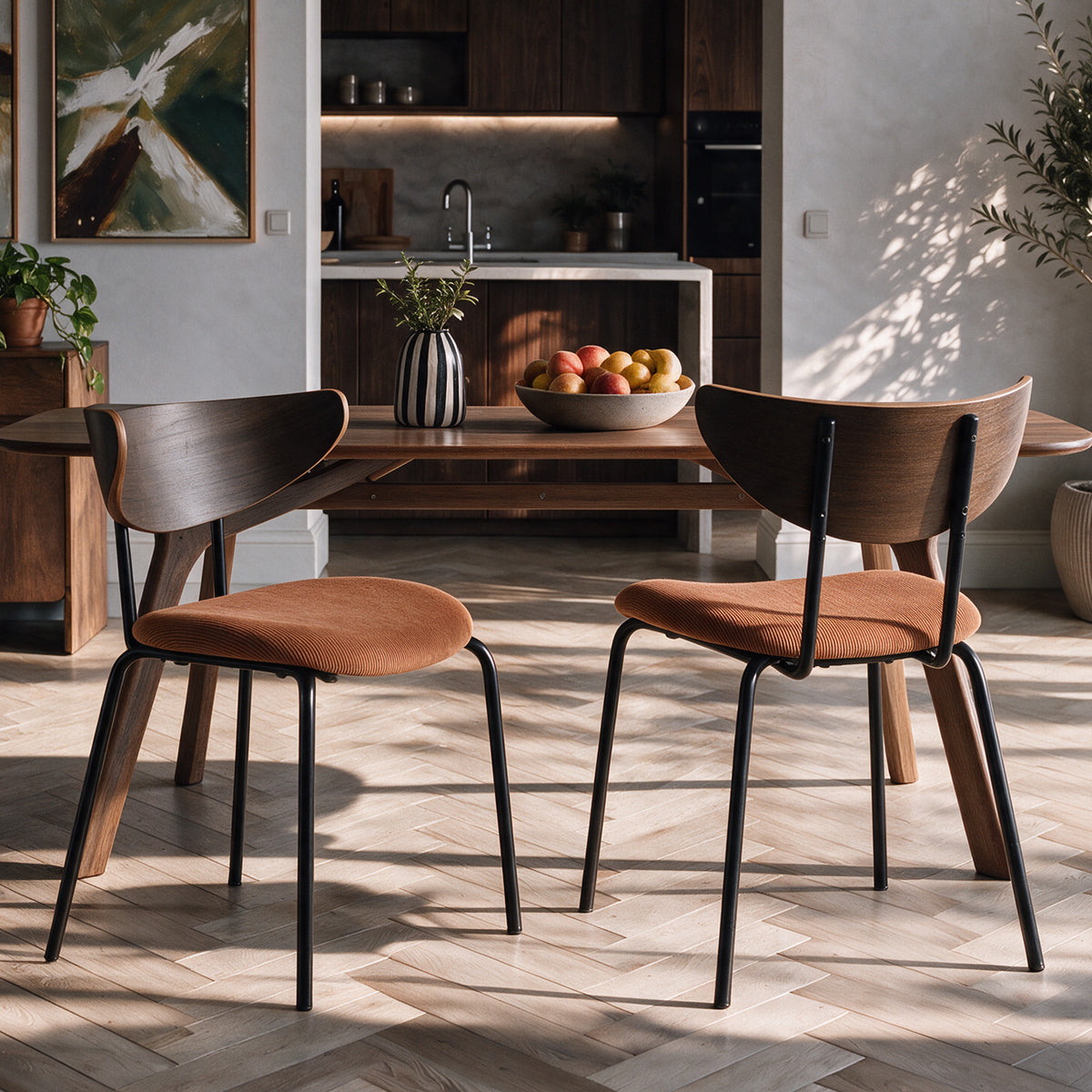 Salle à manger 2 chaises velours terracotta dossier en bois foncé – Maison Pavane