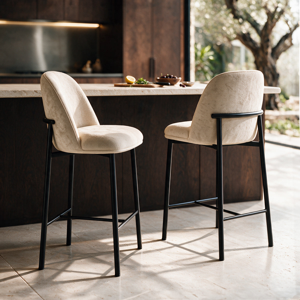 Salle à manger bar chaise pour îlot central tissu beige clair doux – Maison Pavane