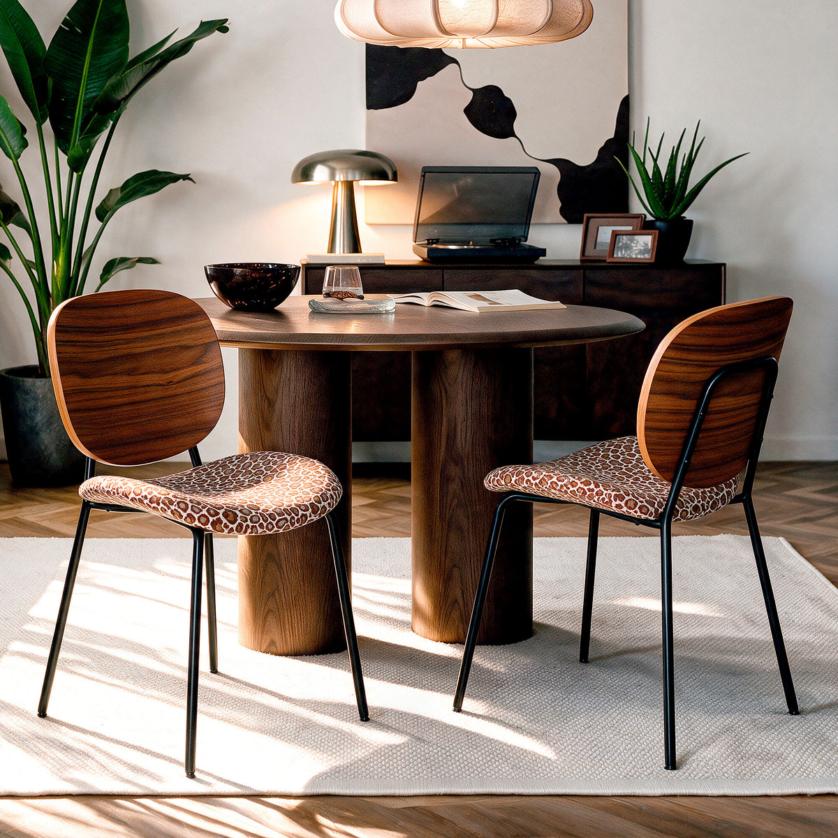 Salle à manger chaise en tissu léopard Simone table en bois 3 pieds – Maison Pavane