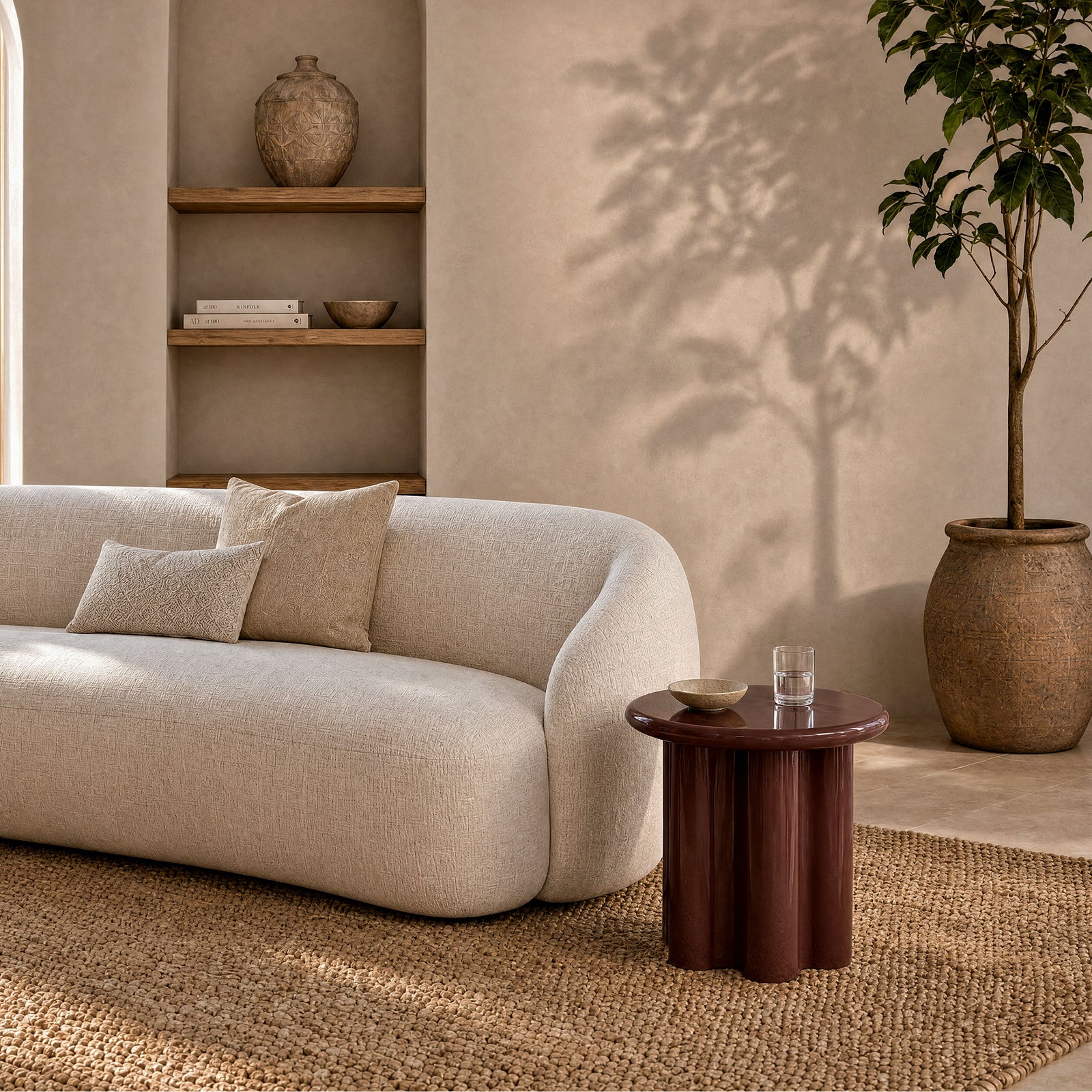 salon contemporain moderne chaleureux beige rouge bordeaux cerise avec table d'appoint laqué Olya