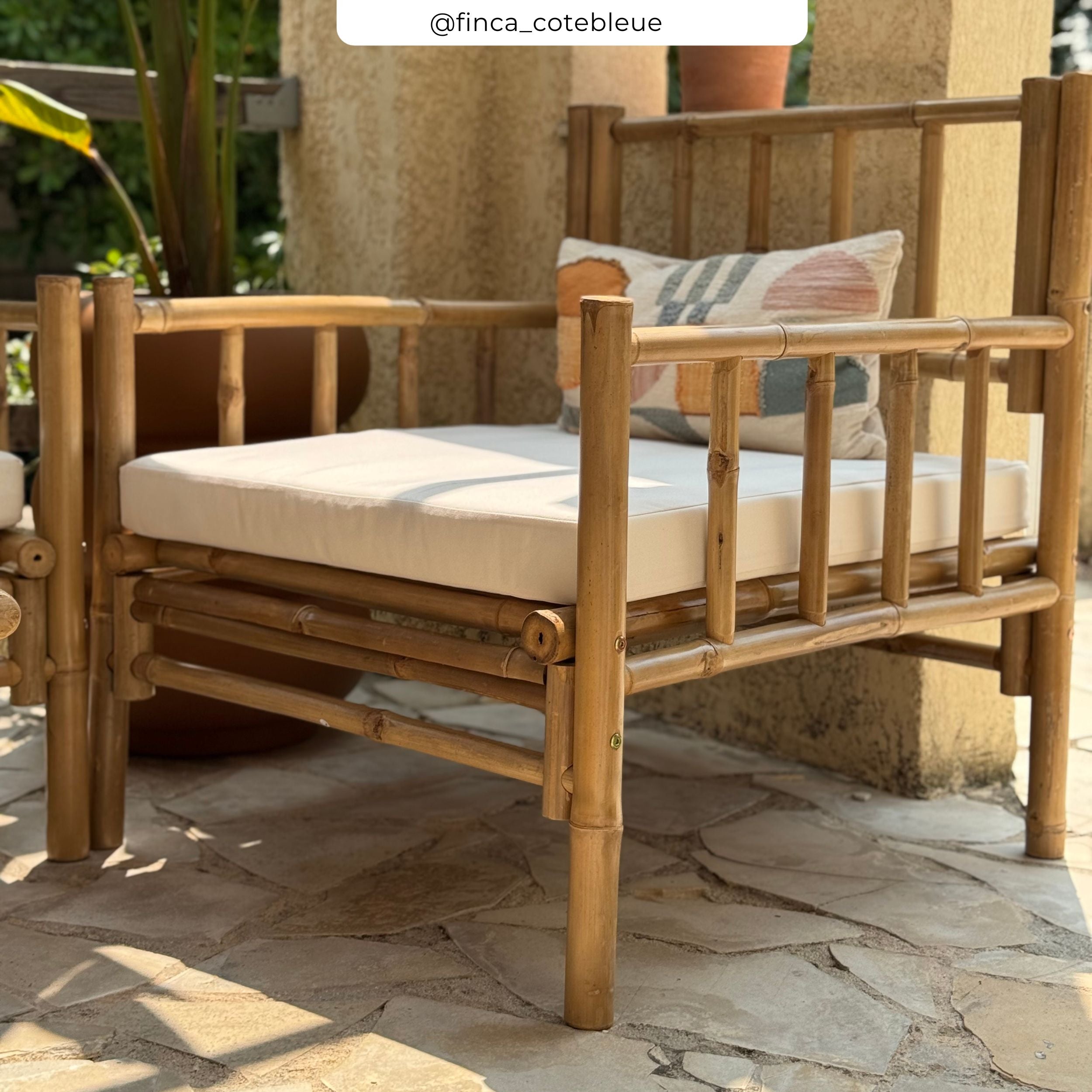 Salon de jardin en bambou Vadella table basse et canapé beige
