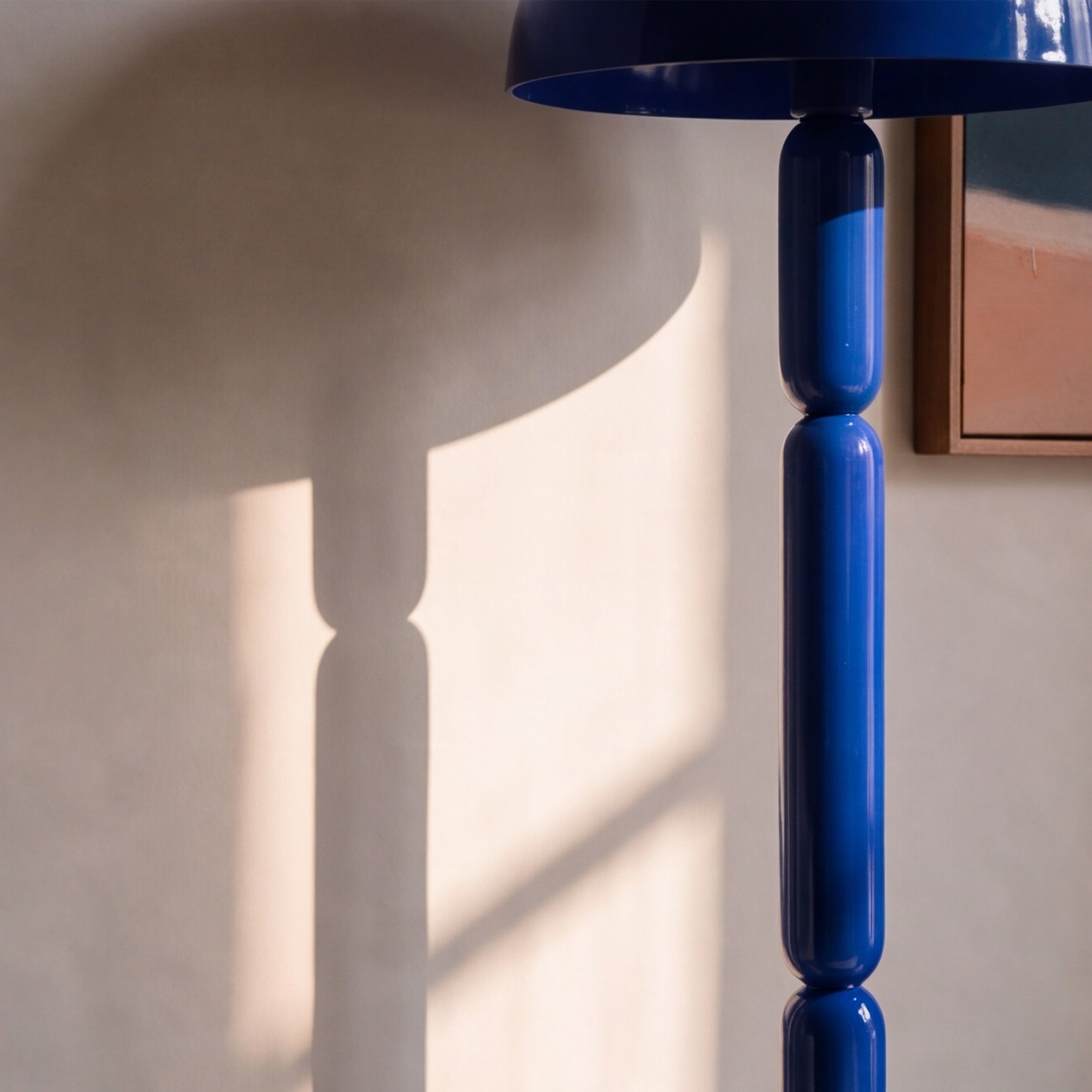 Lampadaire Romy en bois et métal bleu foncé