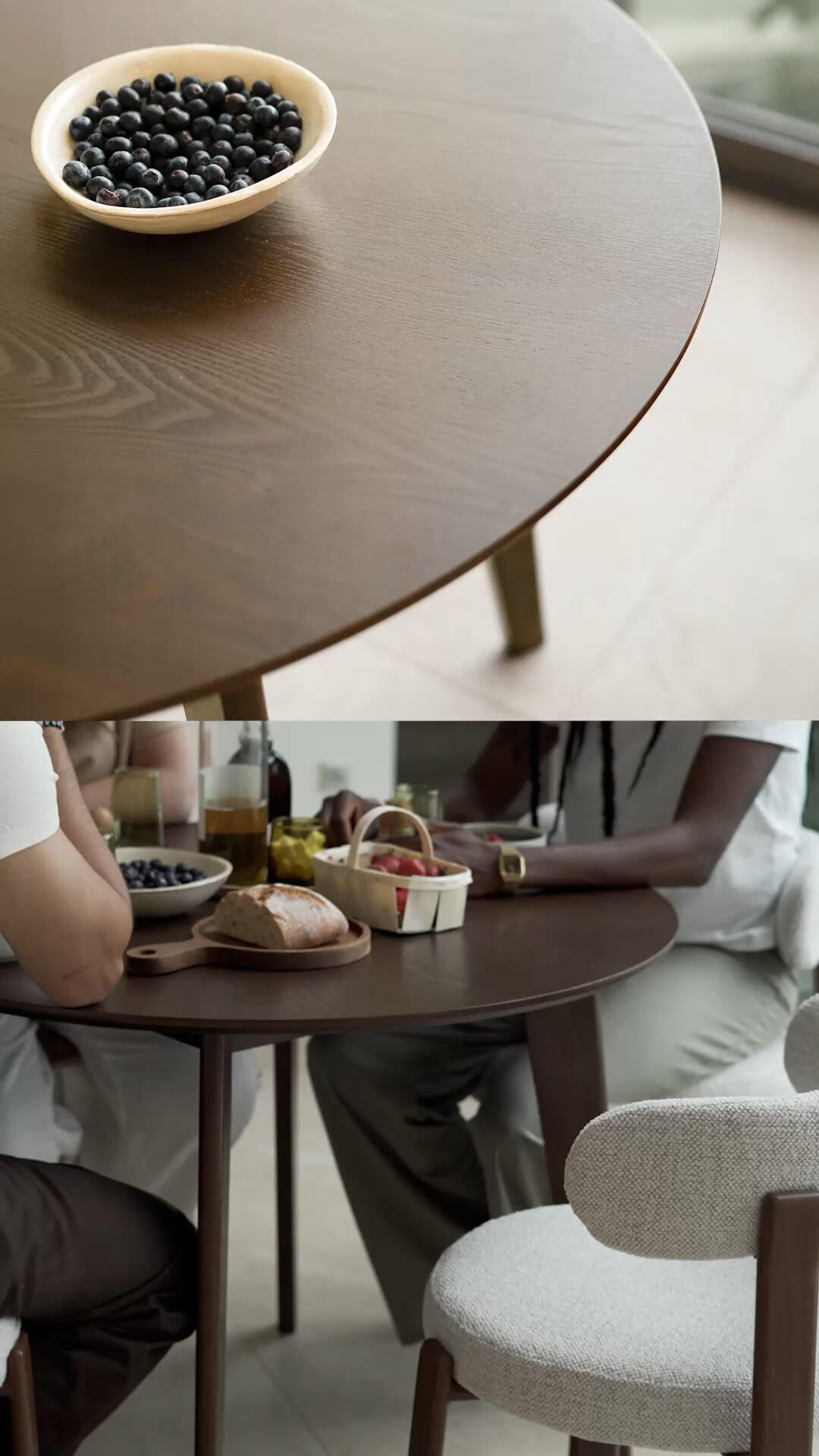 Repas convivial autour d'une table ronde en bois de noyer avec chaises bouclé crème, ambiance lumineuse — Soldes Maison Pavane