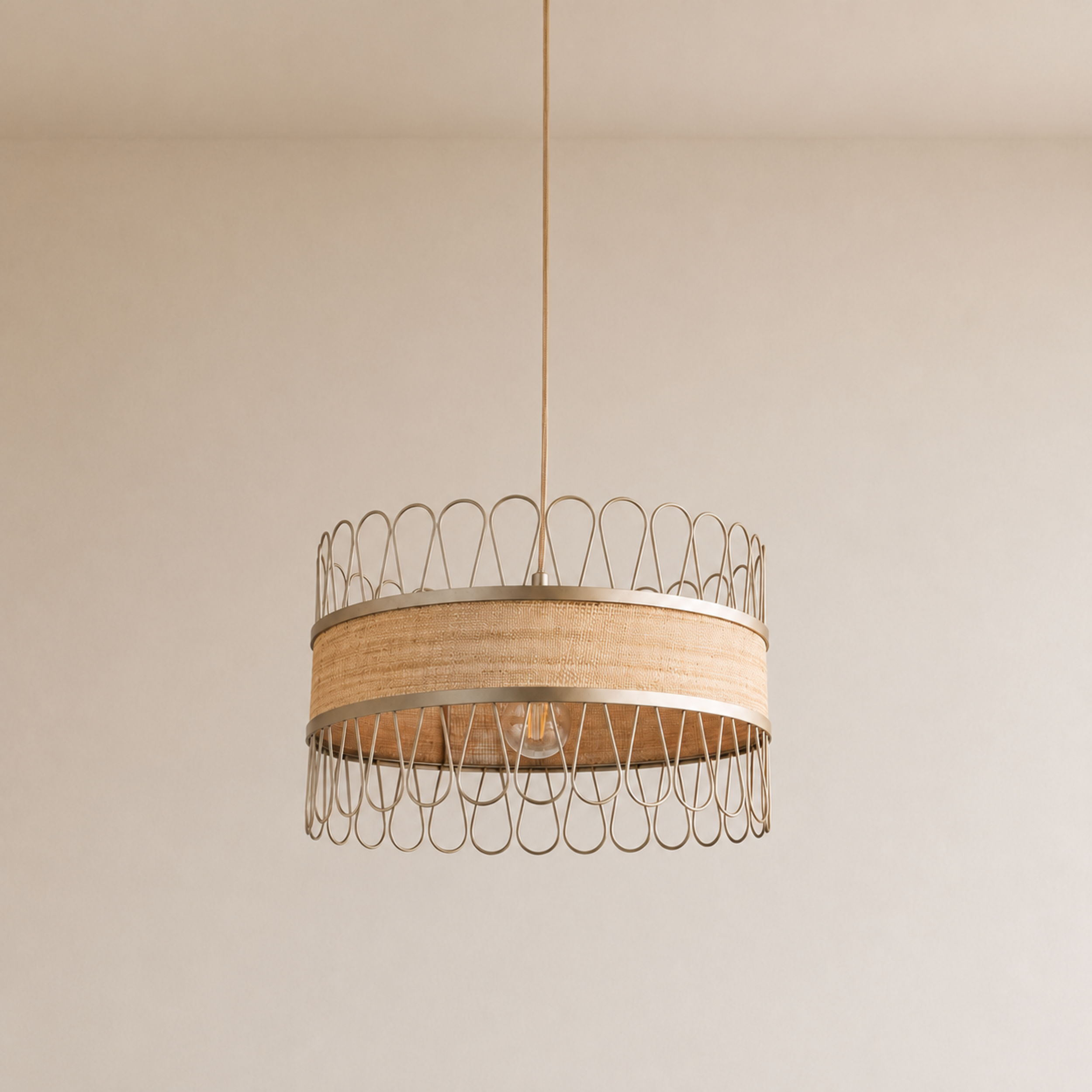 Suspension Flore en fibre naturelle suspendue au plafond d'un séjour - Maison Pavane
