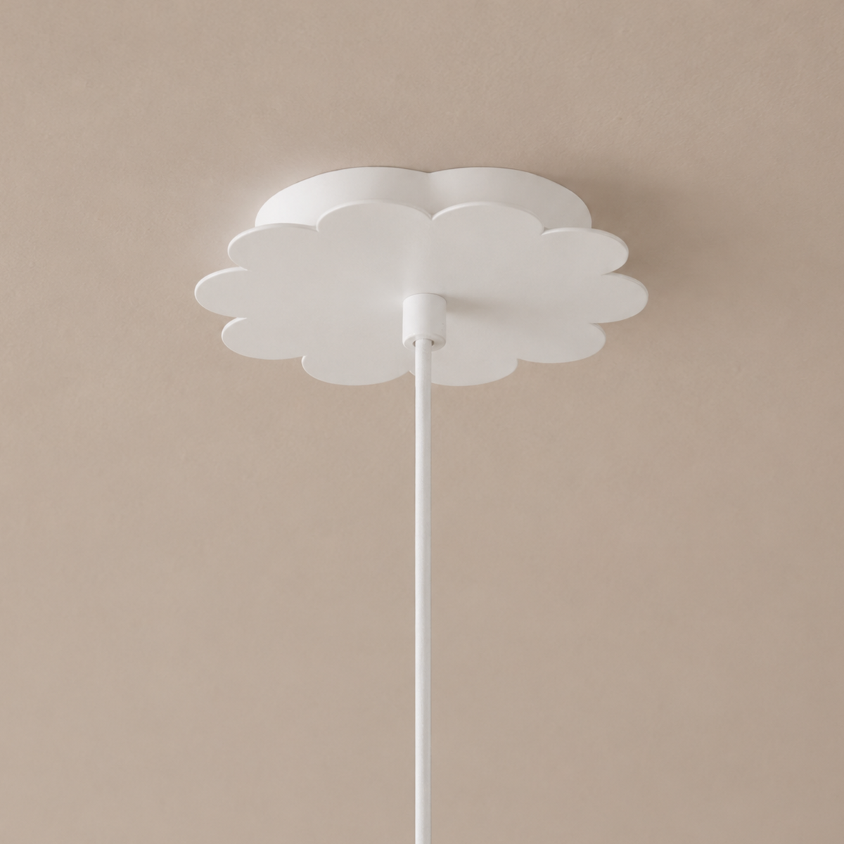 Détail de la rosace en forme de fleur de la suspension Flow en métal blanc - Maison Pavane