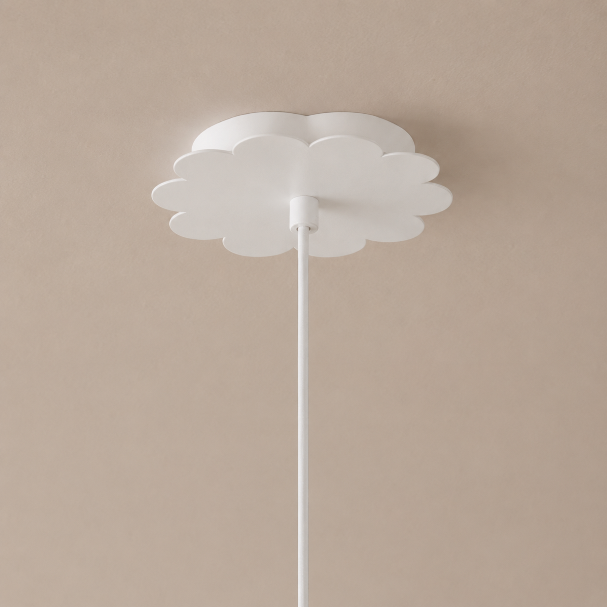 Détail de la rosace en forme de fleur de la suspension Flow en métal blanc - Maison Pavane