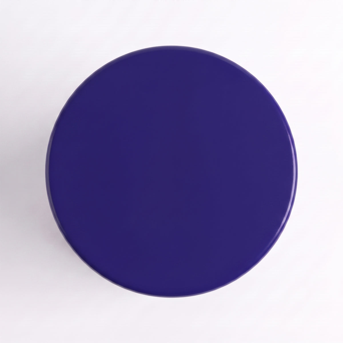 Plateau rond de la table d'appoint Maupiti bleu roi vu de dessus - Maison Pavane