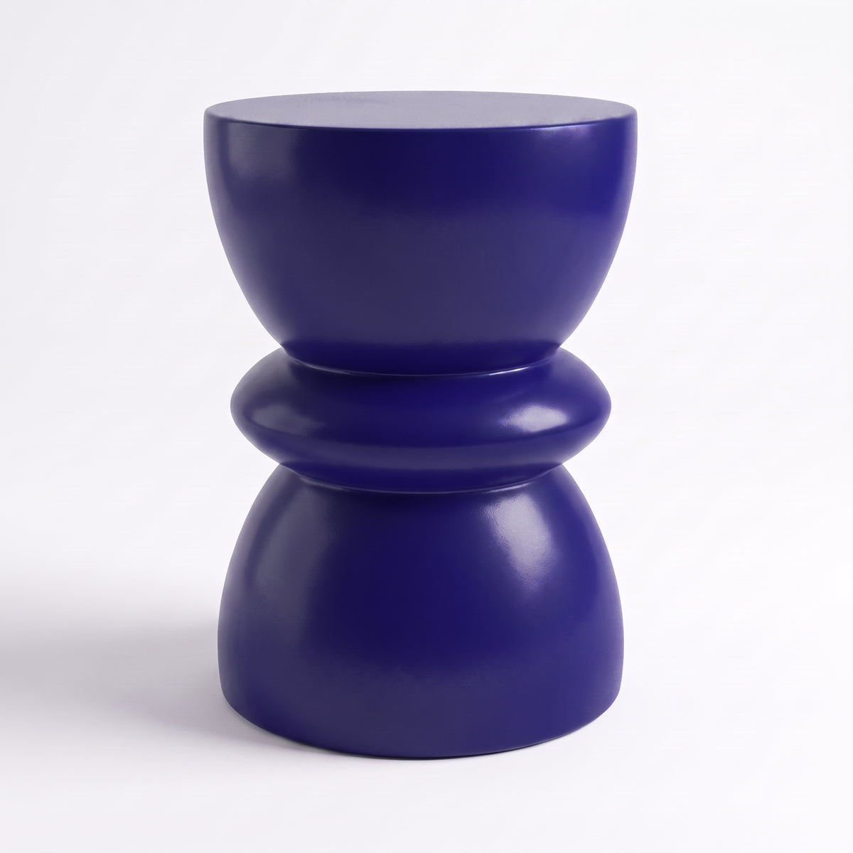 Table d'appoint ronde Maupiti bleu roi effet béton vue de trois quarts - Maison Pavane