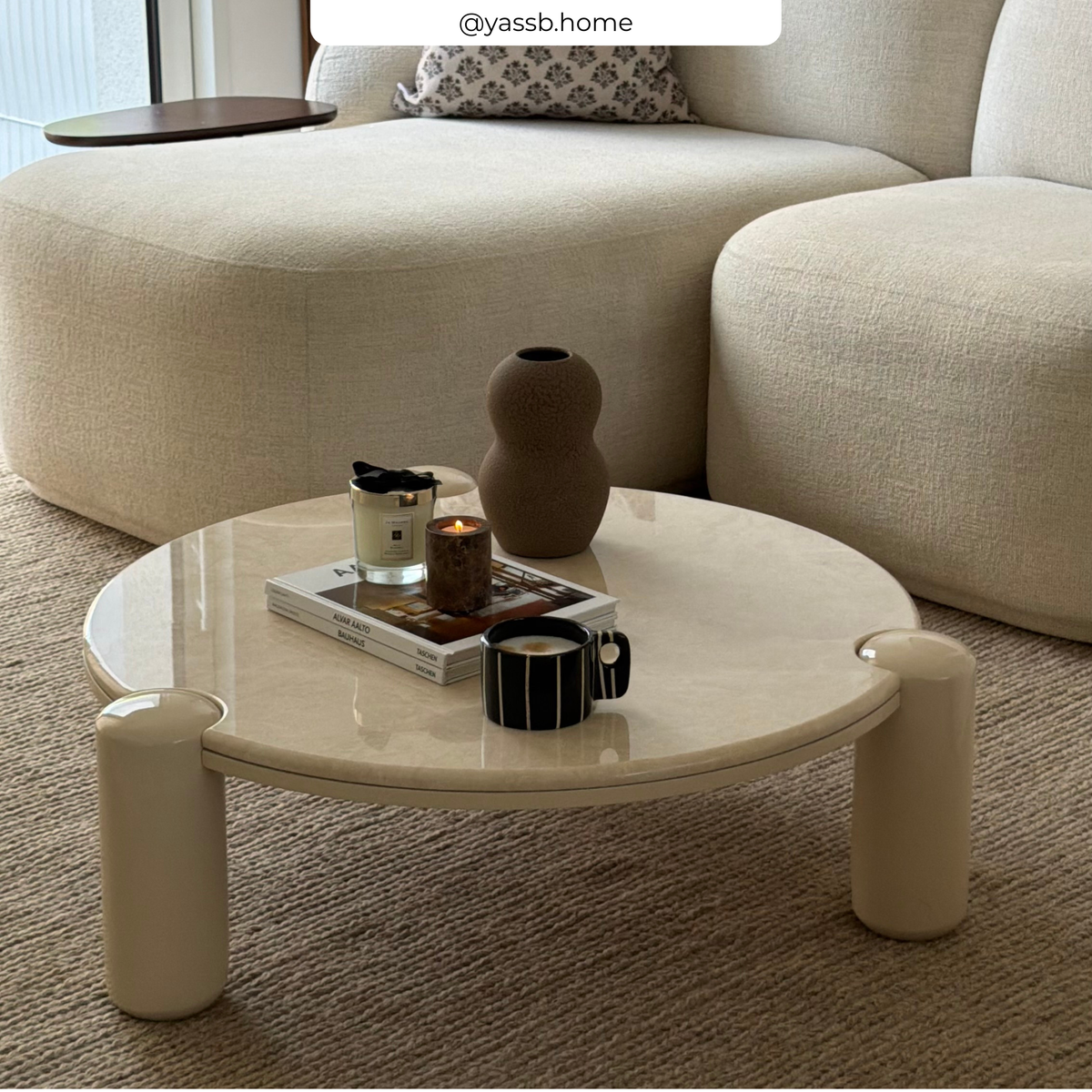 Table basse en marbre pieds laqués beiges bougie tapis doux – Maison Pavane