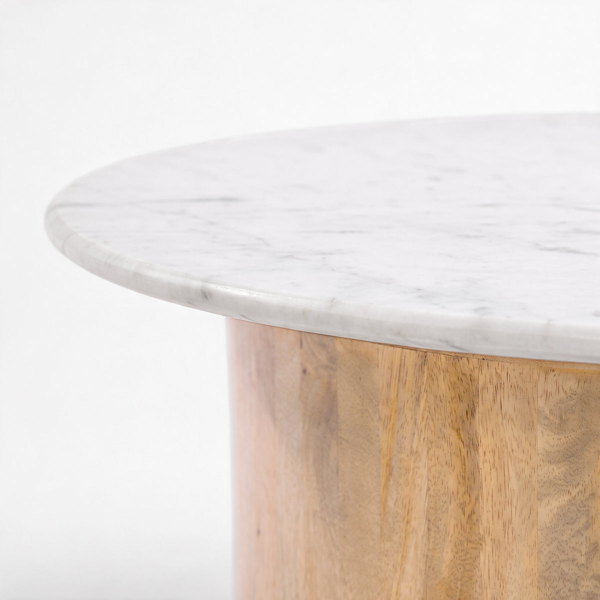 Table basse Léana en marbre et bois de manguier, détail du plateau et du pied - Maison Pavane
