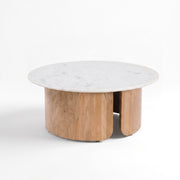 Table basse Léana en marbre et bois de manguier, vue de trois quarts - Maison Pavane