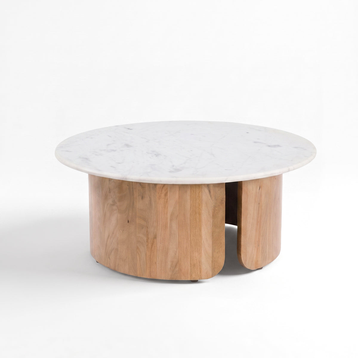 Table basse Léana en marbre et bois de manguier, vue de trois quarts - Maison Pavane