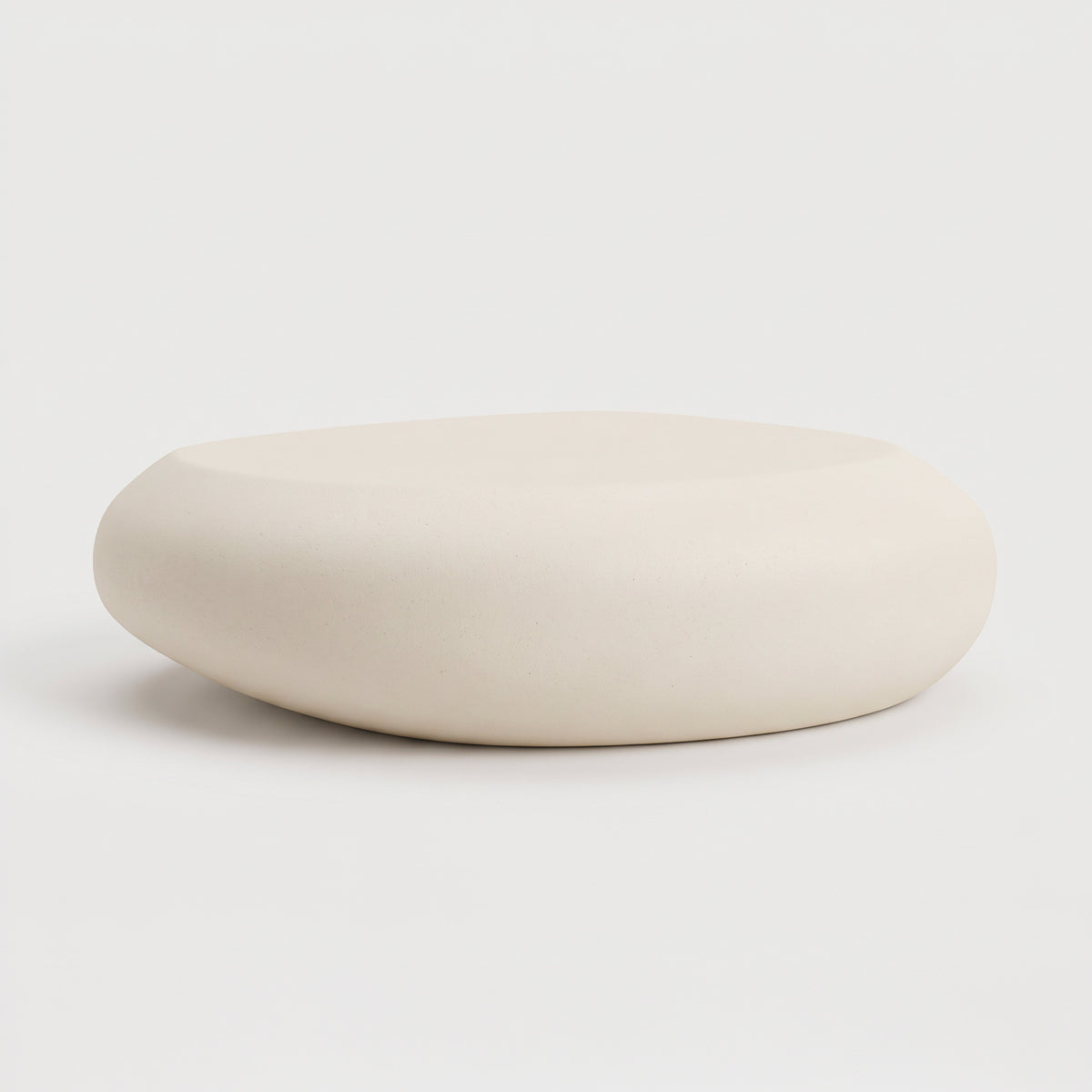 Table basse Maui écrue en fibre d'argile effet béton, vue de face - Maison Pavane