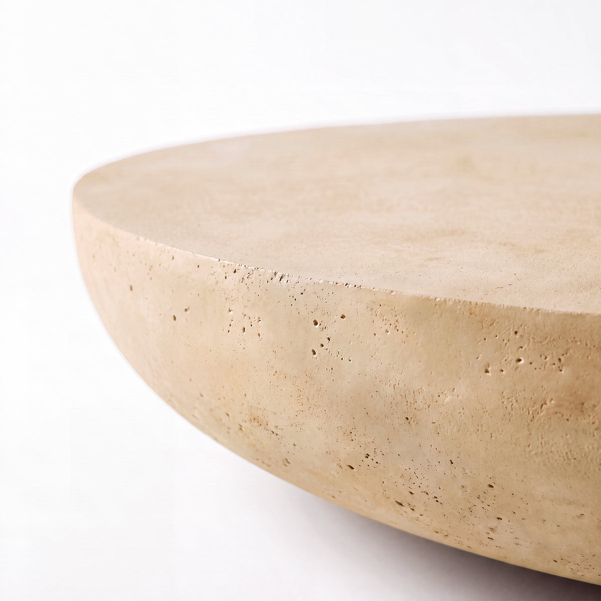 Détail du chant galet de la table basse Milos beige effet béton - Maison Pavane