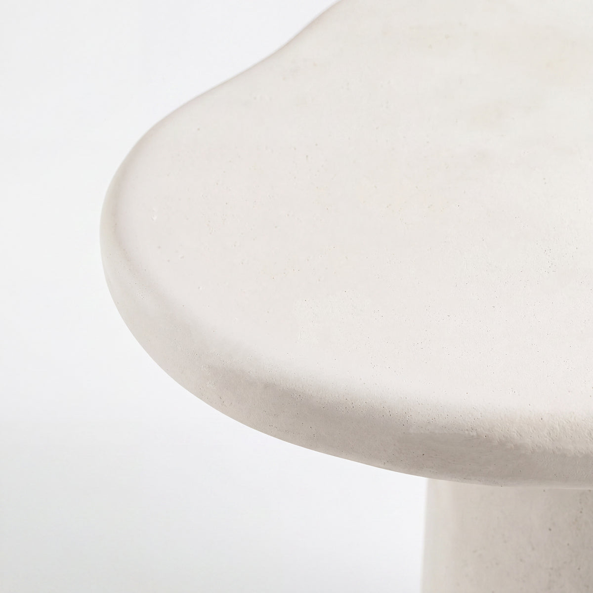 Détail du plateau de la table basse organique Anafi en fibre d'argile effet béton écrue - Maison Pavane