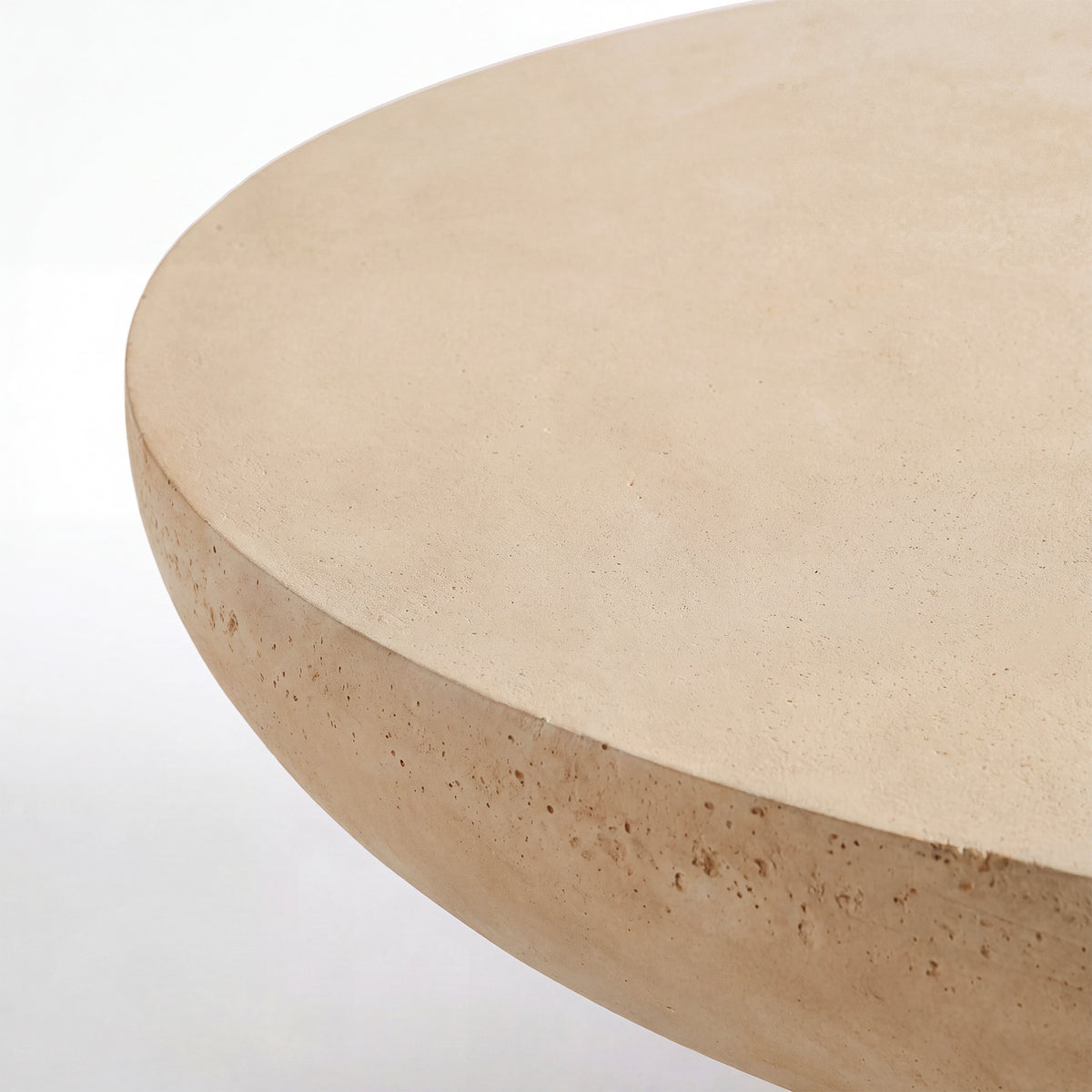 Détail du chant du plateau de la table basse Paros beige effet béton - Maison Pavane