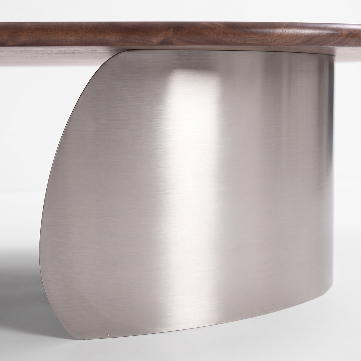 Détail du piètement en métal brossé de la table basse Selma - Maison Pavane