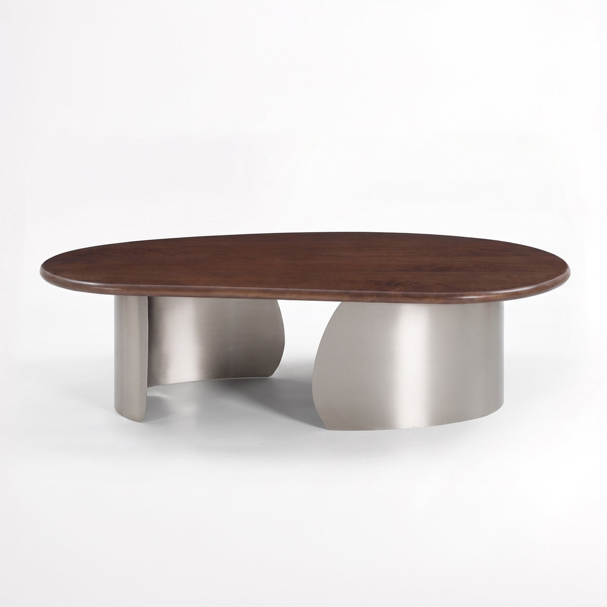 Table basse Selma en bois de manguier marron foncé et métal brossé 120 cm, vue de trois quarts - Maison Pavane