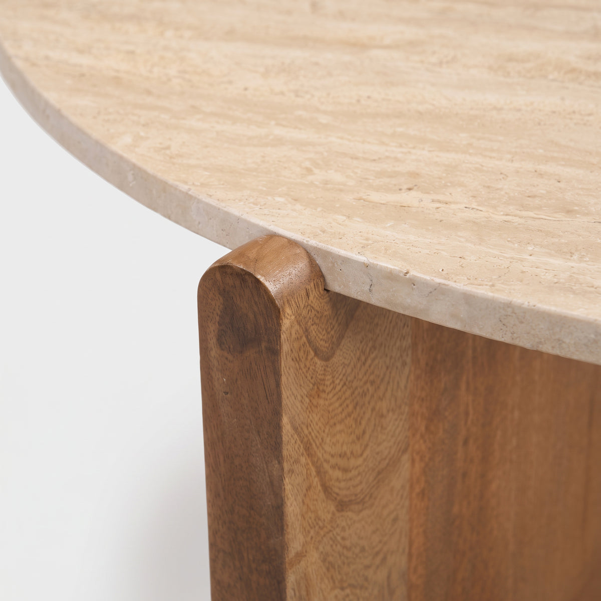 Détail du plateau en travertin et d'un pied en bois de la table basse Sierra - Maison Pavane